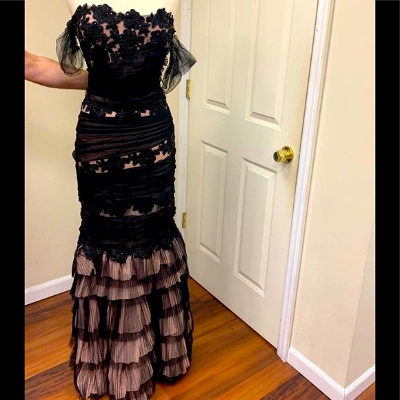 Mieka Dresses & Skirts - Black Mieka flower dress with shirt straps